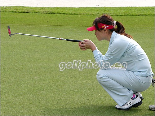 张娜果岭看线(摄影:golftime·老高)